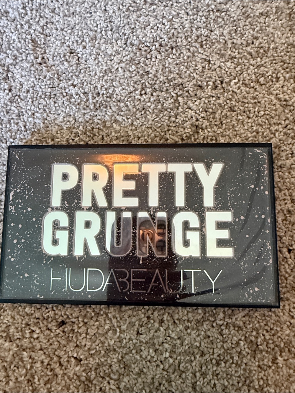 HUDA BEAUTY Pretty Grunge eyeshadow palette unused